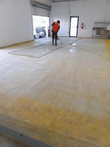 Instalación de piso epóxido en planta industrial 2