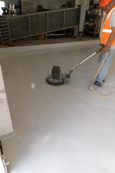 Instalación de piso epóxido en planta industrial 1
