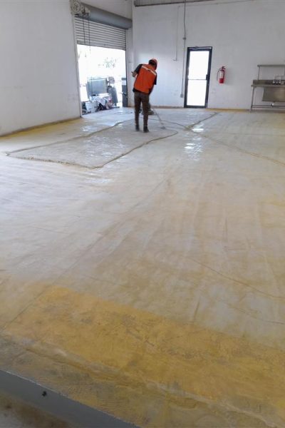 Instalación de piso epóxido en planta industrial 2