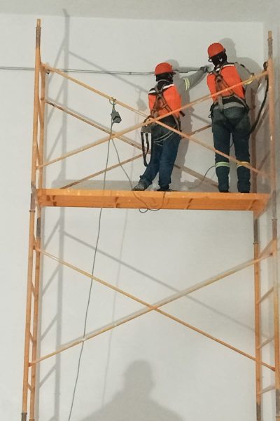 Mantenimiento de trabajo eléctrico en planta industrial 1