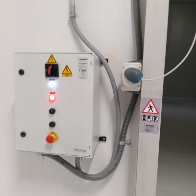 Mantenimiento de trabajo eléctrico en planta industrial 2