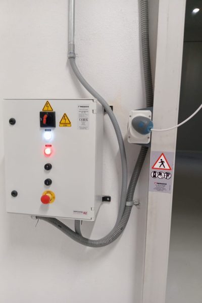 Mantenimiento de trabajo eléctrico en planta industrial 2